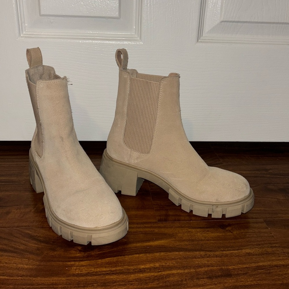 Steve Madden Women’s Honored Chelsea Bootie, size 6.5